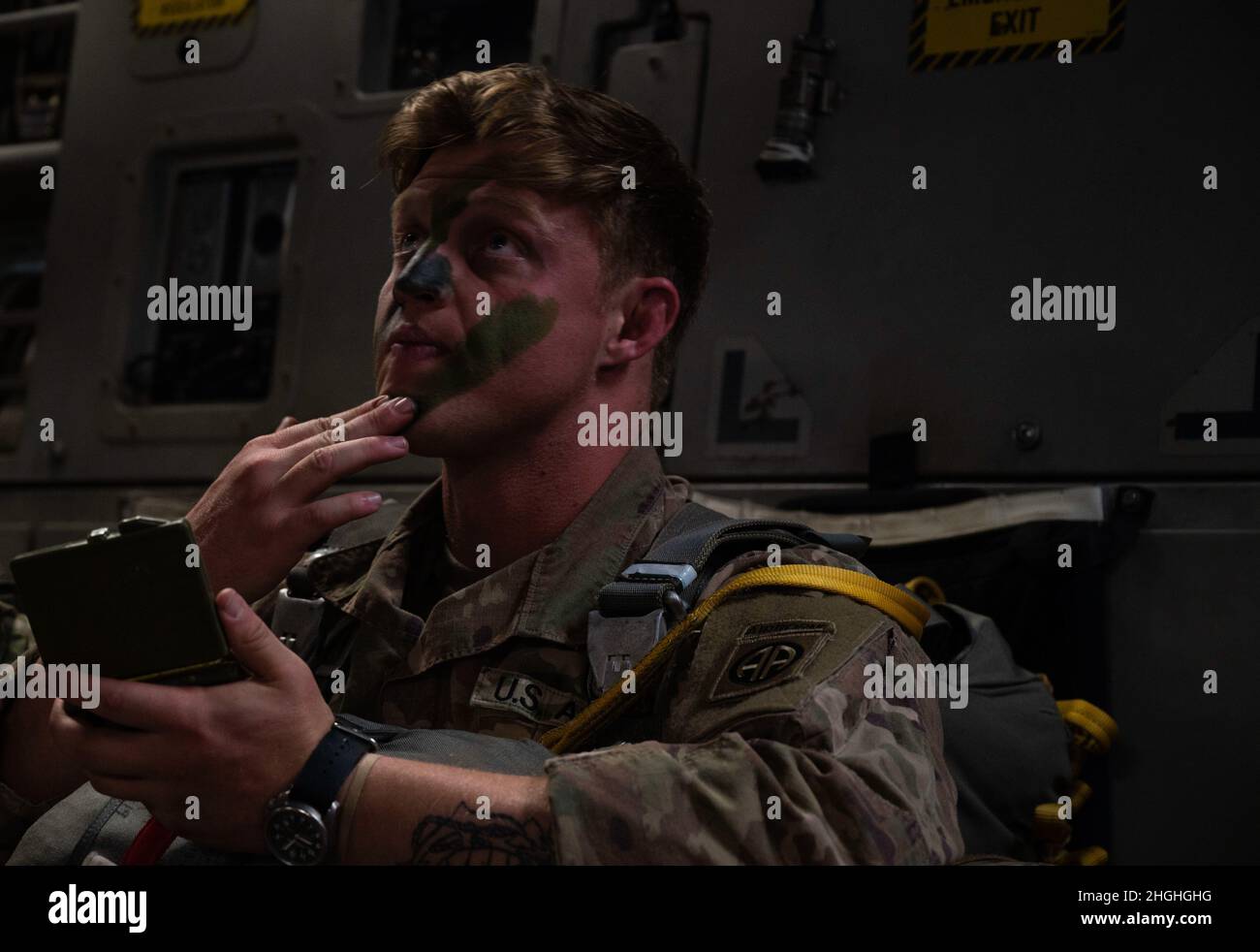 Un soldat américain de la 82e division aéroportée applique un camouflage avant un saut de ligne statique d'un C-17 Globemaster III au-dessus de l'Indonésie pendant l'exercice Garuda Shield 21, le 4 août 2021. Garuda Shield 21 est un exercice de l'armée américaine parrainé par le Pacifique, qui a impliqué environ 1,000 soldats américains et 850 soldats indonésiens, qui ont amélioré les capacités d'interopérabilité combinée par l'entraînement et l'échange culturel. Cet exercice a continué de solidifier le Partenariat américain-indonésien pour la défense majeure et la coopération avancée en faveur d'une région libre et ouverte de l'Indo-Pacifique. Banque D'Images