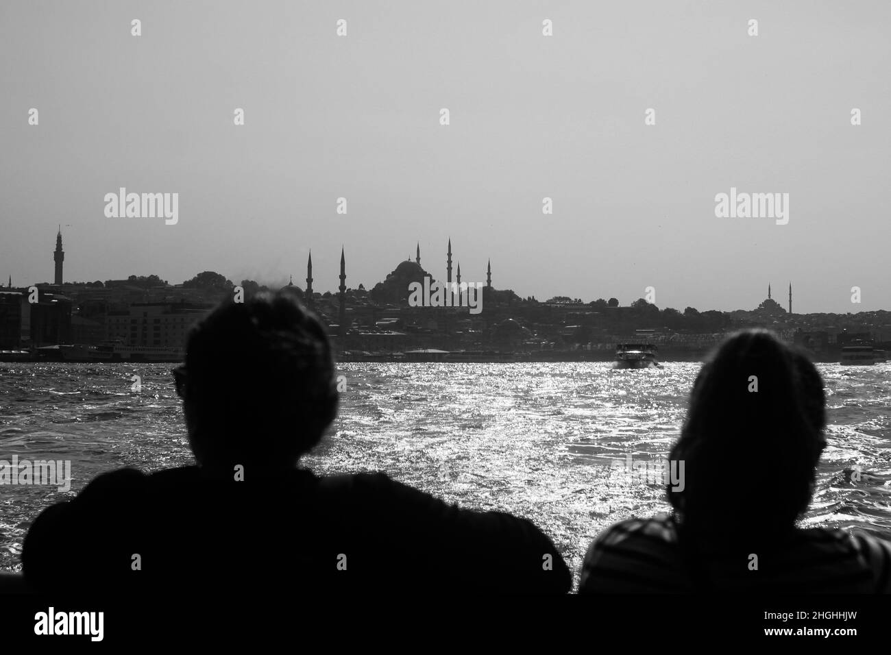 Bosphore, Istanbul, Turquie - Mai 22 2015: Photo noir et blanc de deux femmes observant Istanbul sur le ferry, Istanbul Banque D'Images