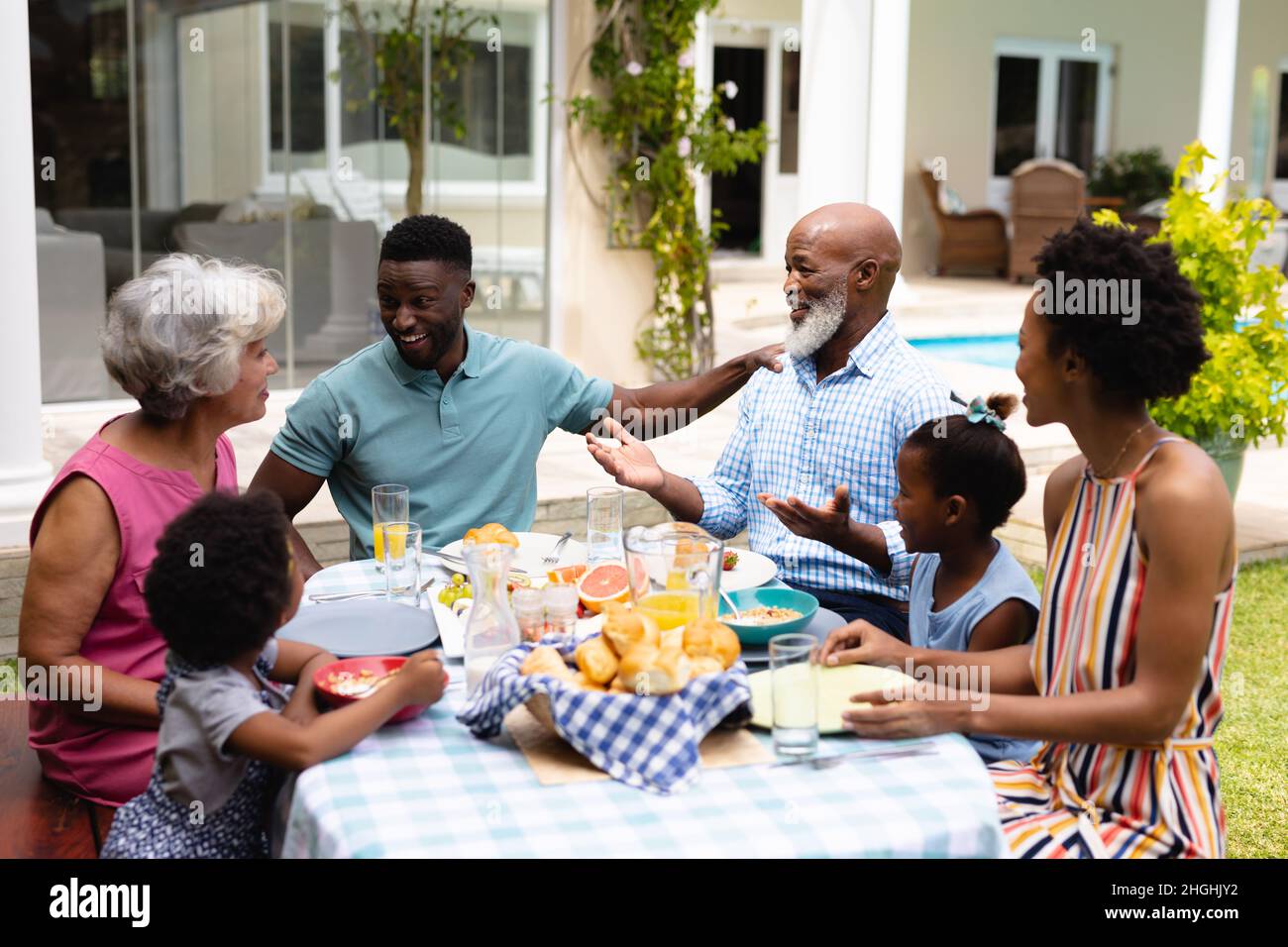 Une famille afro-américaine heureuse de trois générations prenant un brunch à l'arrière-cour Banque D'Images