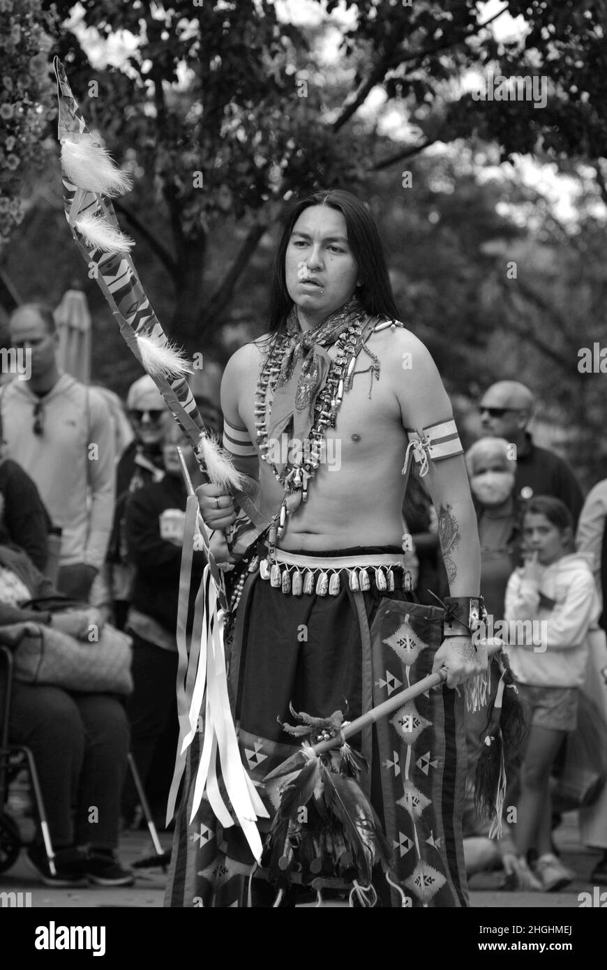 Des membres d'un groupe de danse amérindienne d'Ohkay Owingeh pueblo se produisent à l'occasion de la célébration de la Journée des peuples autochtones à Santa Fe, au Nouveau-Mexique. Banque D'Images