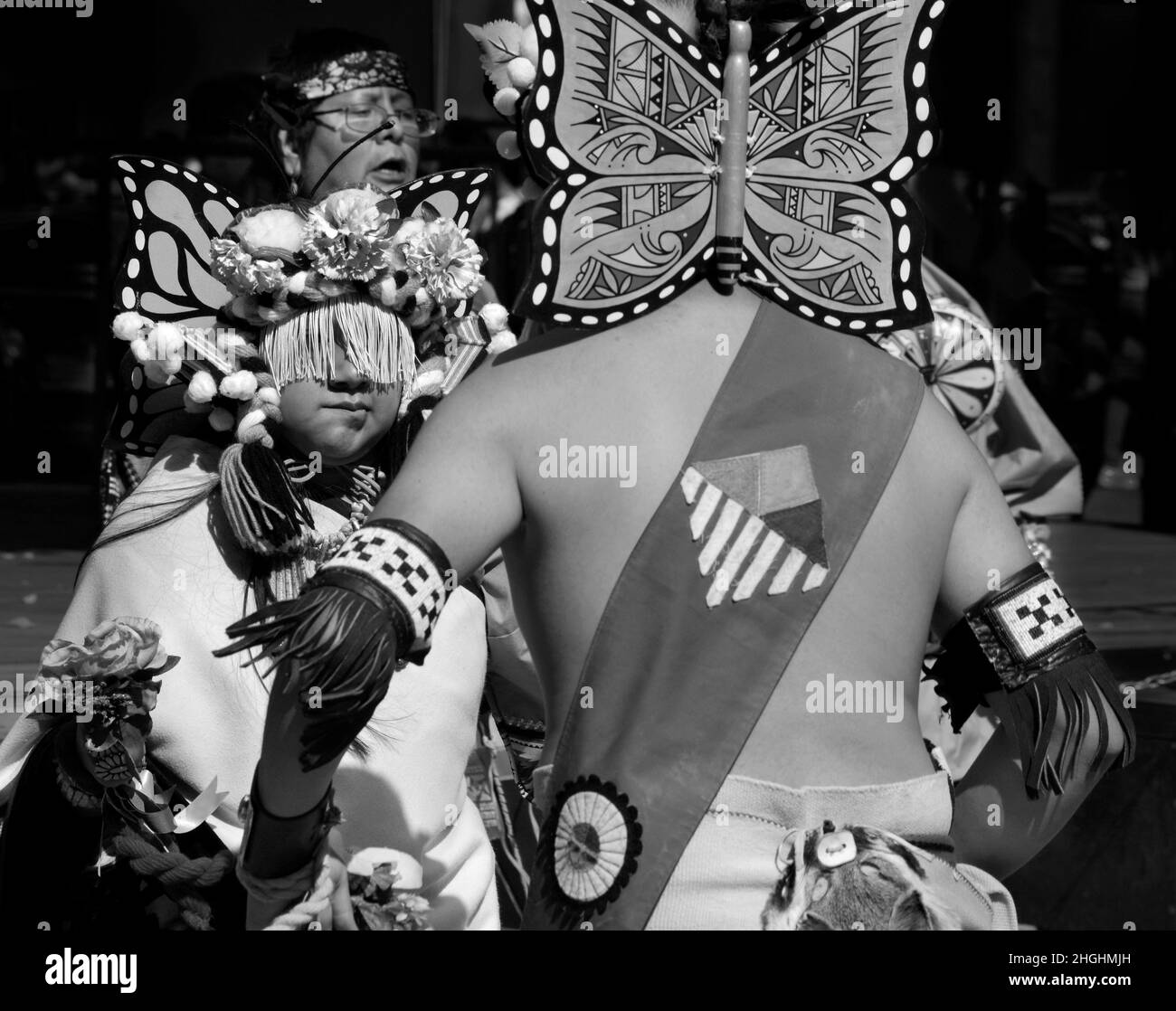 Les membres d'un groupe de danse amérindienne de Zuni Pueblo exécutent une danse aux papillons lors d'une célébration de la Journée des peuples autochtones à Santa Fe, Nouveau-Mexique. Banque D'Images