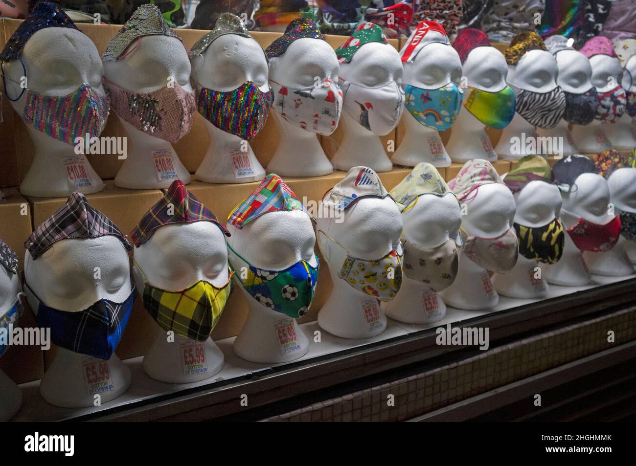 Masques à vendre dans une vitrine Brighton Banque D'Images