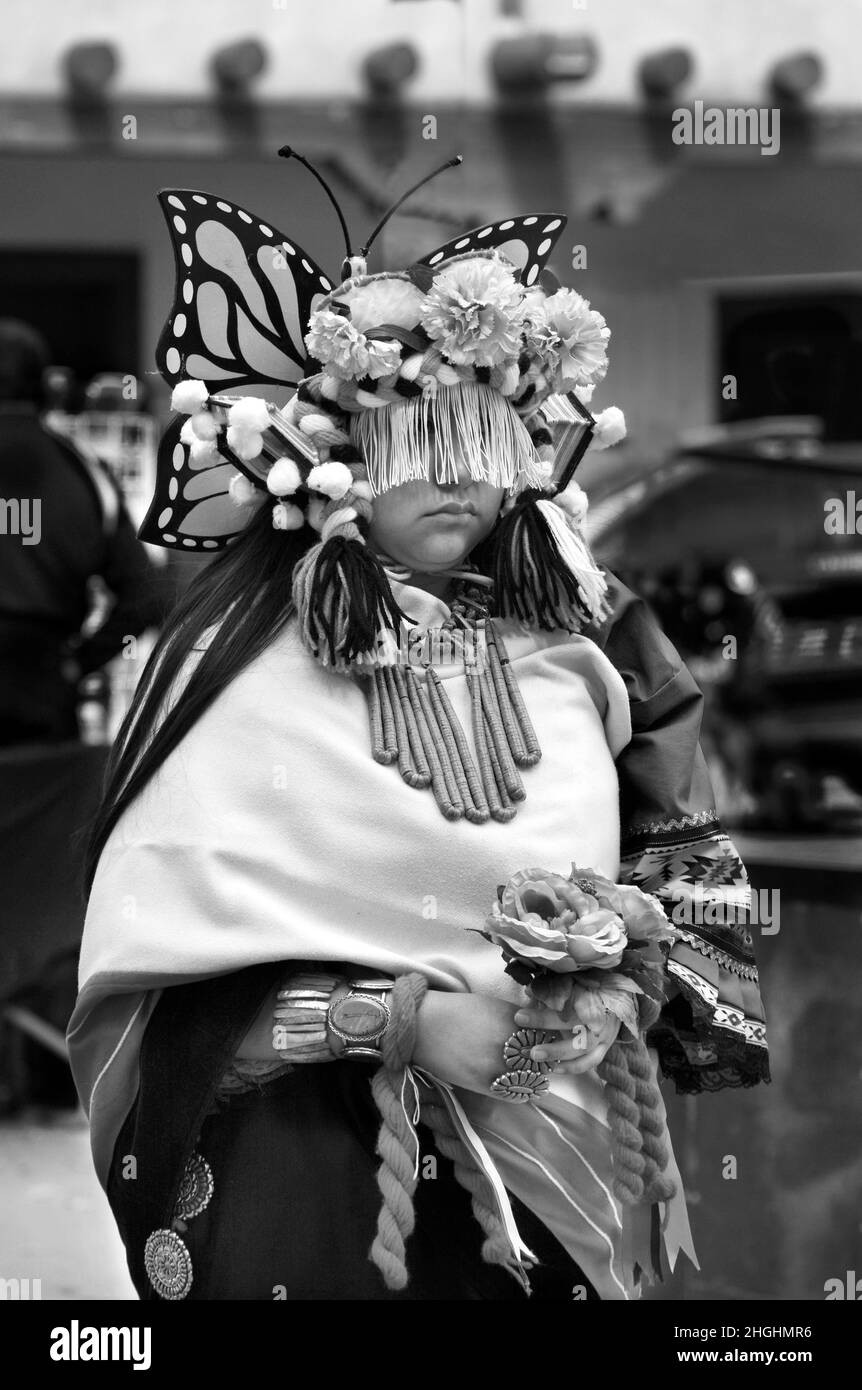 Les membres d'un groupe de danse amérindienne de Zuni Pueblo exécutent une danse aux papillons lors d'une célébration de la Journée des peuples autochtones à Santa Fe, Nouveau-Mexique. Banque D'Images