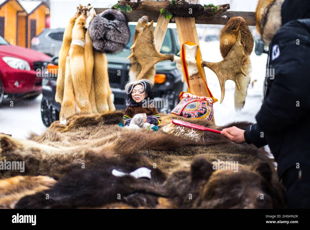 Kogalym, KhMao-Ugra, Russie-03.31.2018:peaux d'ours et de renards sur le marché Banque D'Images