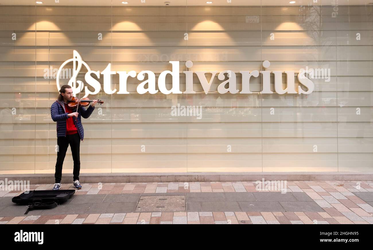 Bus avec violon devant la boutique de vêtements Stradivarius au centre-ville de Belfast, en Irlande du Nord Banque D'Images