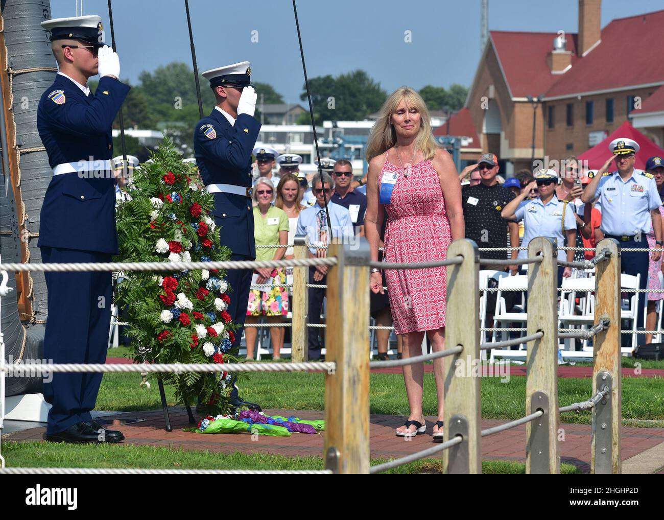 Jennifer Garrett, dont la fille, le lieutenant j.g. Morgan Garrett a péri lorsque son T6-Texan II s'est écrasé pendant une évolution d'entraînement en Alabama, s'arrête pendant que sa fille est honorée par des participants au National Memorial Service à Grand Haven, au Michigan, le 6 août 2021. Cette année, le service a honoré le lieutenant j.g. Garrett et tous les hommes et toutes les femmes de la Garde côtière qui ont donné leur vie au service de la nation. Banque D'Images