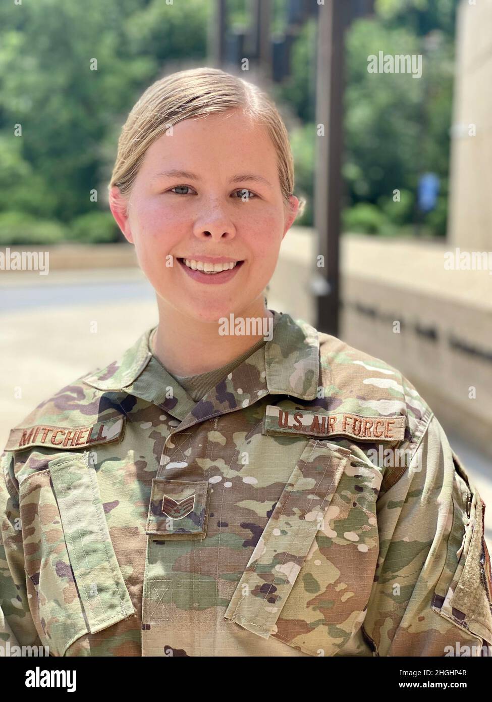 Sergent d'état-major de la Force aérienne des États-Unis.Colleen Mitchell, membre de l'élément de l'Air Force District de Washington, à l'Université des services en uniforme, Bethesda, Maryland, se dresse à l'entrée du campus le 6 août.L’officier non commandant a gagné une place convoitée dans le programme de 12 aviateurs exceptionnels de l’année du ministère de la Force aérienne. Banque D'Images