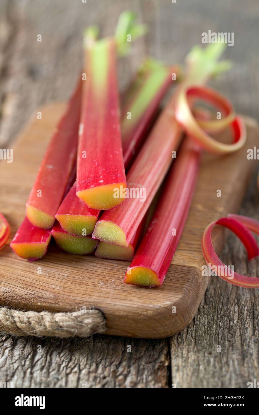 rhubarbe sur une surface en bois Banque D'Images