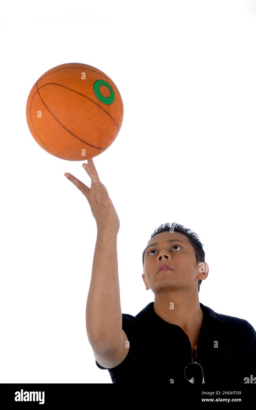 Mumbai; Maharashtra; Inde- Asie; 26 décembre; 2009 - Jeune joueur de basket-ball indien posant avec le basket-ball isolé sur fond blanc Banque D'Images