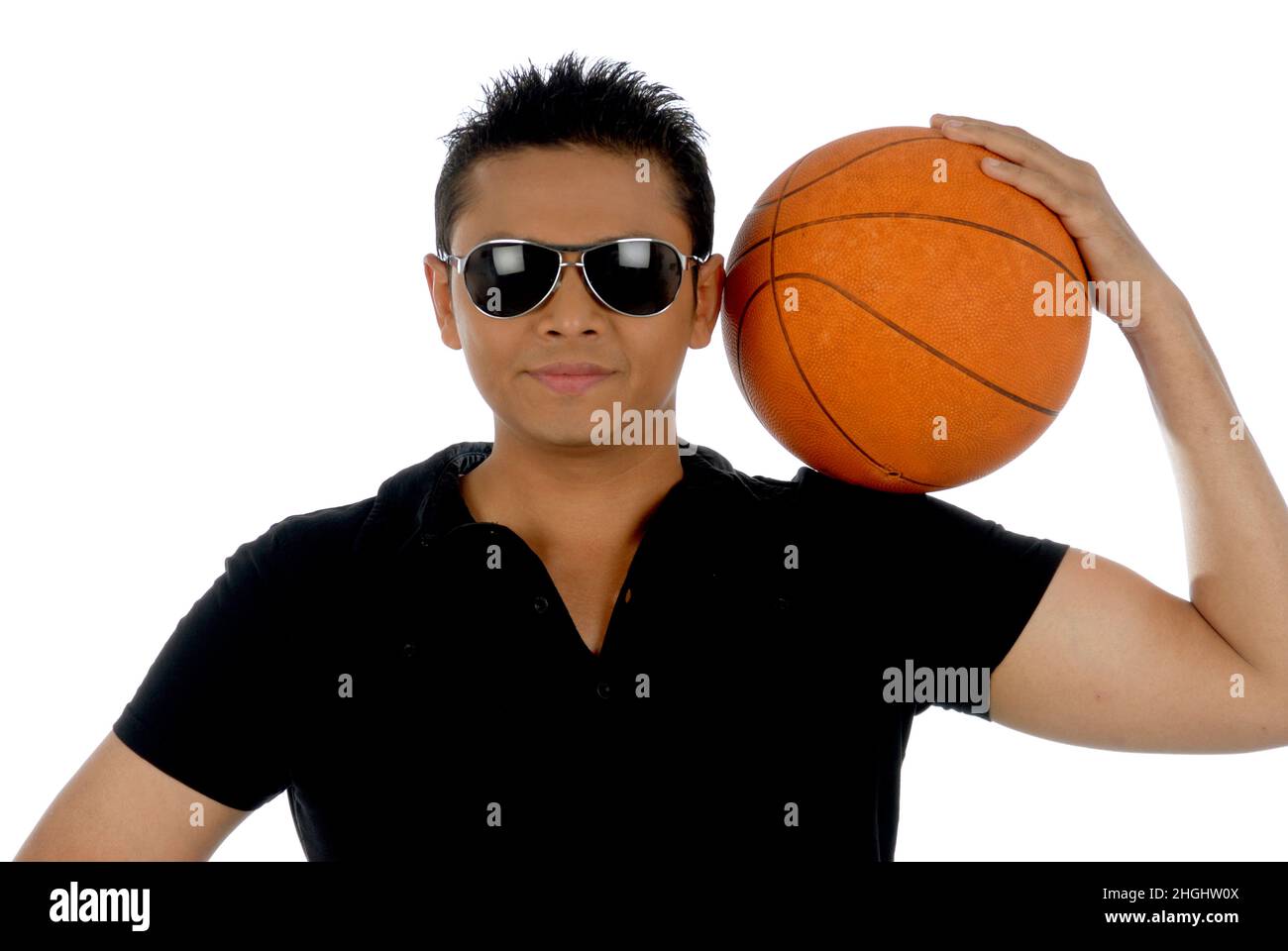 Mumbai; Maharashtra; Inde- Asie; 26 décembre; 2009 - Jeune garçon indien posant avec fond blanc de basket-ball Banque D'Images