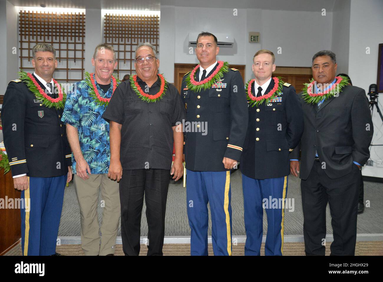 De gauche à droite : le lieutenant-colonel Dan Young, directeur des activités de la nation hôte de l'USAG-KA; le Dr Nick Bird, médecin-chef à l'hôpital de Kwajalein; Lanny Kabua, agent de liaison de l'IRM à l'USAG-KA; le colonel Thomas Pugsley, commandant de l'USAG-KA; le Maj Jay Parsons, directeur entrant des activités de la nation hôte; Et Mike Sakaio, spécialiste des relations RMI USAG-KA, assistent à la journée d'ouverture de la Nitijela au Centre international de conférences de Majuro, le 9 août 2021. Banque D'Images