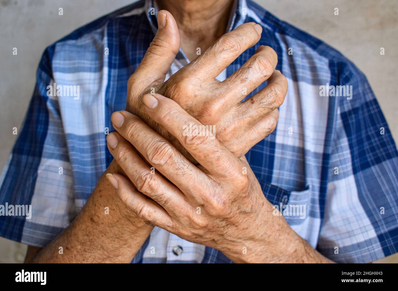 Les doigts et les mains de l'homme asiatique aîné.Concept de douleur de main, arthrite rhumatoïde et problèmes de doigt.Vue avant. Banque D'Images
