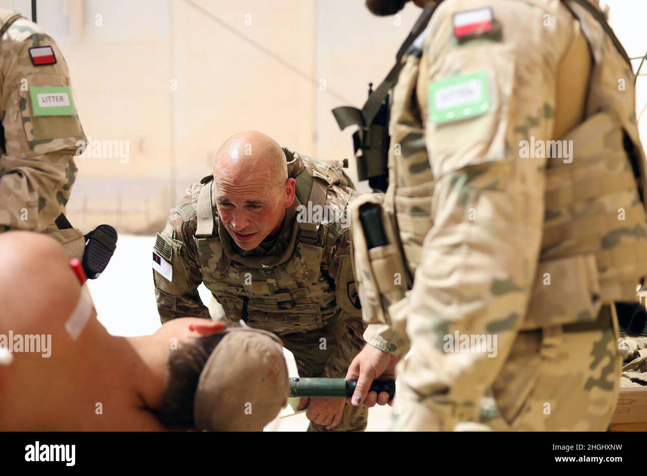 L'aumônier Jeremy Taylor, de Sioux City, Iowa, fournit un soutien spirituel aux victimes notionnelles lors d'un exercice conjoint conjoint de victimes de masse à la base aérienne d'Al Asad, dans l'ouest de l'Irak, le 9 août 2021.Les médecins de combat de la Compagnie A, du 2nd Bataillon, de l’équipe de combat de la Brigade d’infanterie 156th et de la Force opérationnelle Viking de l’armée norvégienne ont traité des fausses victimes et les ont transportées vers la 135th Medical Area support Company de l’hôpital de rôle 2 pour affiner leur réponse à un incident de masse.Des aviateurs du 443rd Epeditionary Squadron, ainsi que du personnel de soutien de l'armée espagnole, polonaise et allemande Banque D'Images