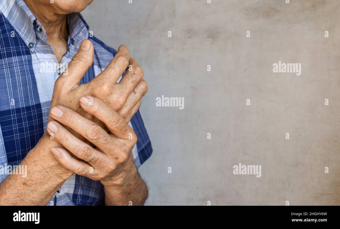 Les doigts et les mains de l'homme asiatique aîné.Concept de douleur de main, arthrite et problèmes de doigt.Espace de texte sur le côté droit. Banque D'Images