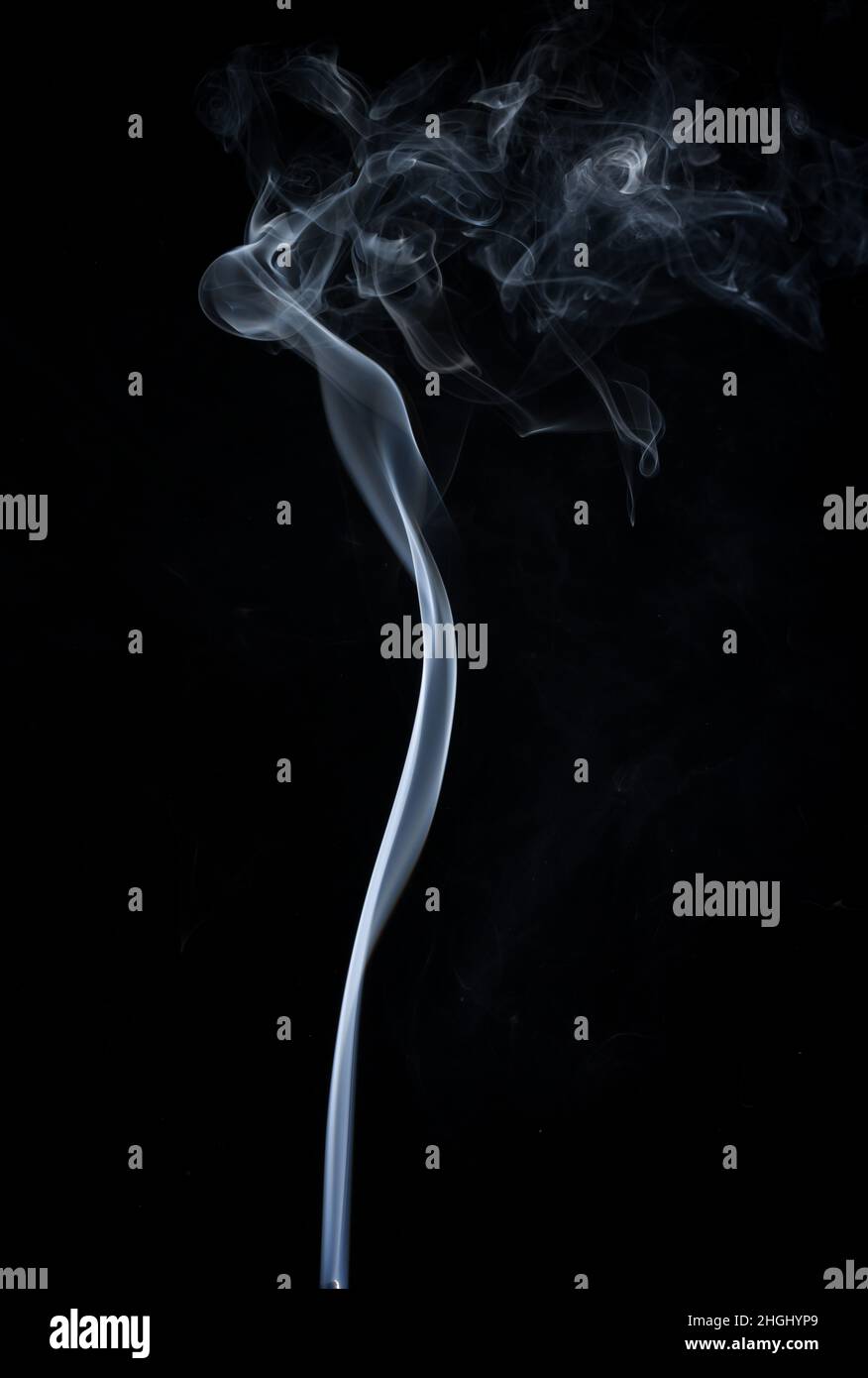 Mouvement de Wirling de la fumée blanche, ligne abstraite isolée sur fond noir. Banque D'Images