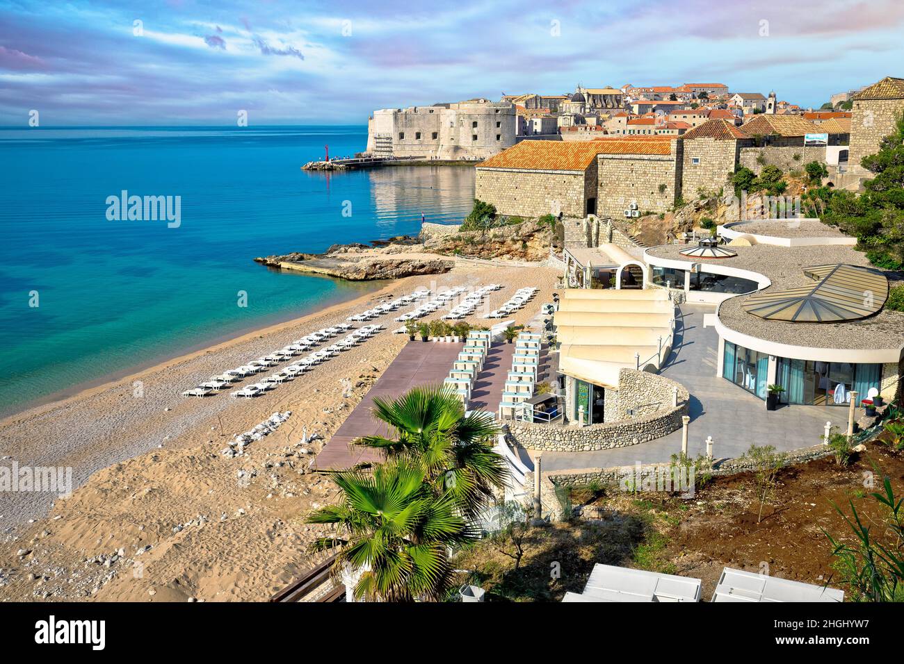 Dubrovnik. La plage de Banje et murs historiques de Dubrovnik vue, célèbre destination dans la région de Croatie Dalmatie Banque D'Images