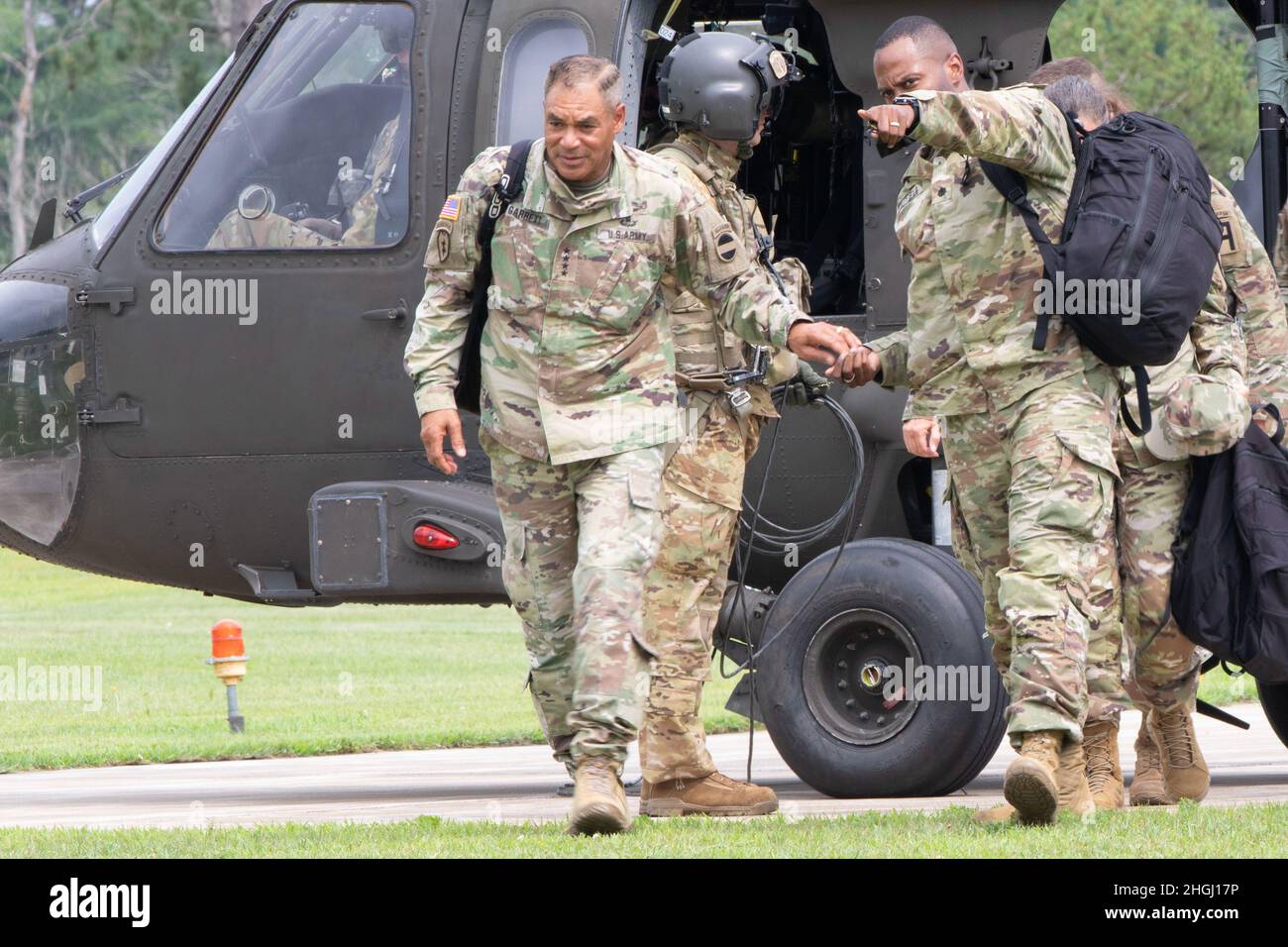 Le général Michael Garrett, commandant général du Commandement des Forces armées des États-Unis, arrive à fort McCoy, Wisconsin, le 10 août 2021. Une partie de sa présence a été de parler aux soldats de la Réserve de l'Armée de terre des États-Unis sur l'état de préparation de l'Armée de terre, l'entraînement réaliste et les procédures pour atténuer la propagation de COVID-19 à plusieurs unités pendant l'exercice d'entraînement de soutien au combat (CSTX). Banque D'Images