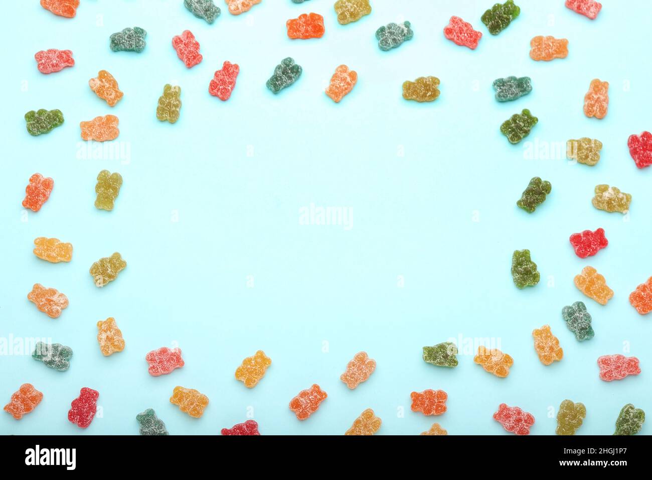 Cadre composé de différents savoureux ours en gelée sur fond de couleur Banque D'Images