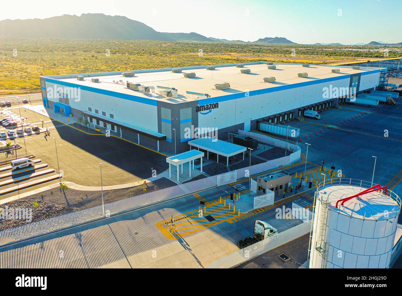 Amazon.Vue aérienne de l'entrepôt ou du centre de distribution de colis  Amazon à Hermosillo, au Mexique.Entrepôt industriel dans un parc  industriel, gestion logistique de l'expédition de produits à partir de  ventes en