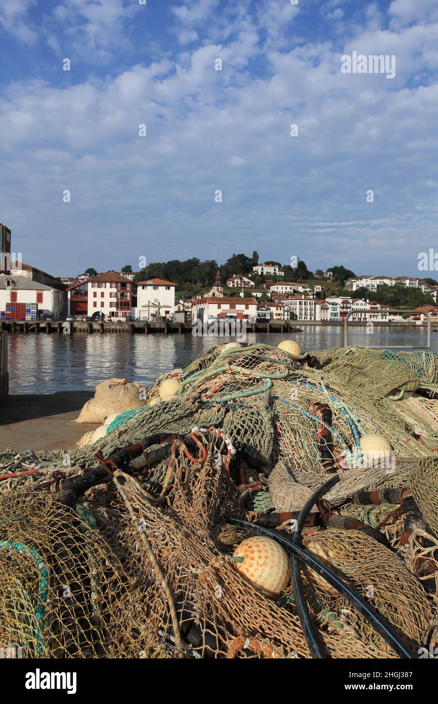 Le port de pêche de St Jean de Luz avec Ciboure en arrière-plan, pays Basque, Nouvelle Aquitaine Banque D'Images