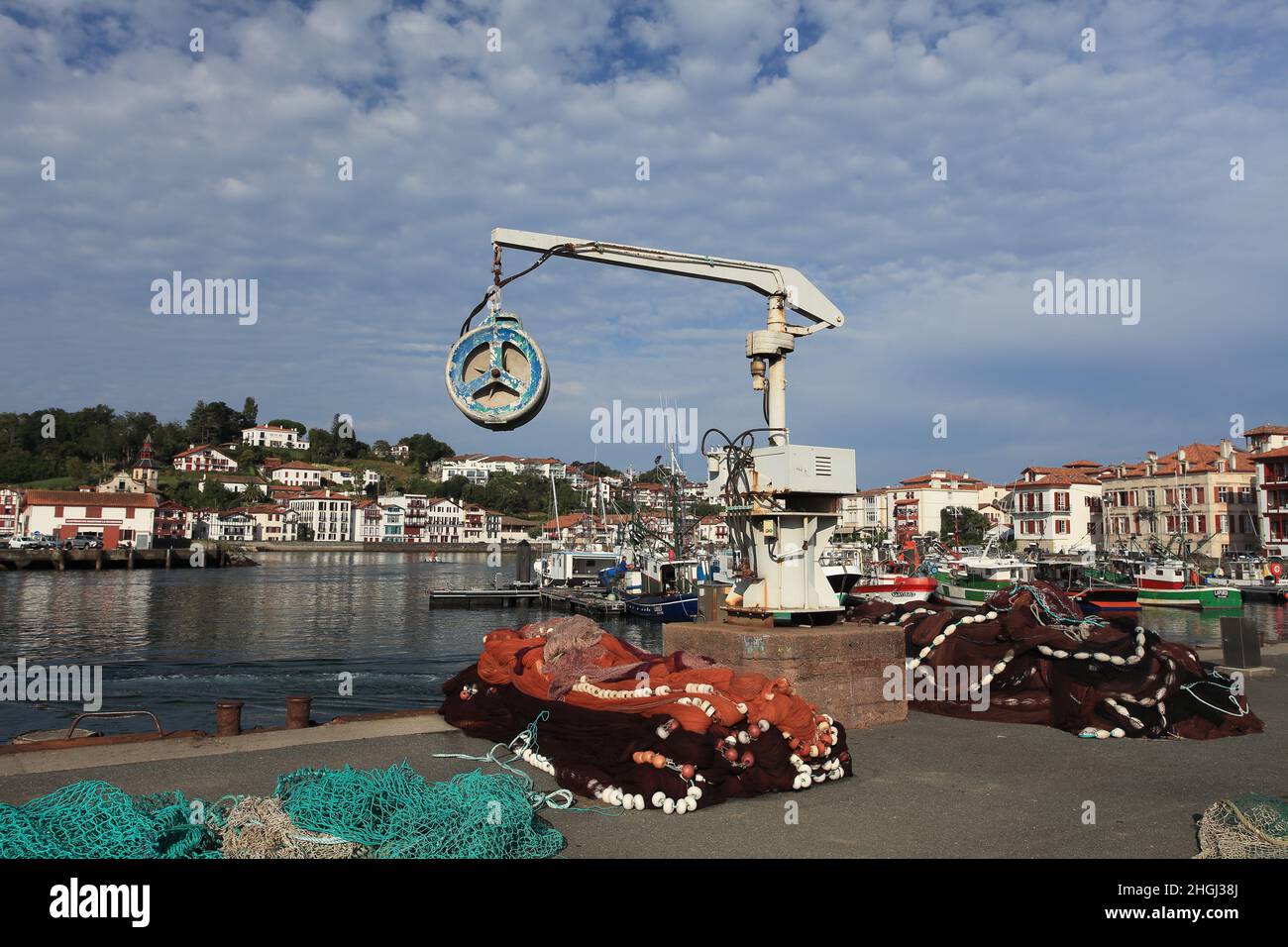 Le port de pêche de St Jean de Luz avec Ciboure en arrière-plan, pays Basque, Nouvelle Aquitaine Banque D'Images
