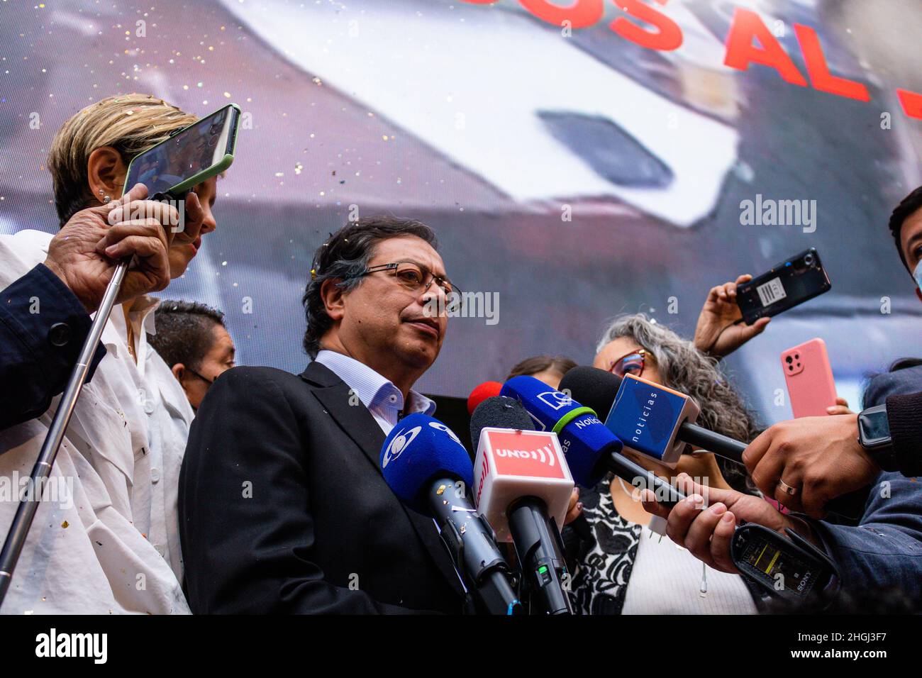 Bogota, Colombie.20th janvier 2022.Le candidat à la présidence pour la Colombie Humana Gustavo petro donne une conférence de presse après avoir enregistré sa candidature au Registre national de l'état civil (Registraduria Nacional del Estado civil) à Bogota (Colombie) le 20 janvier 2022.Crédit : long Visual Press/Alamy Live News Banque D'Images