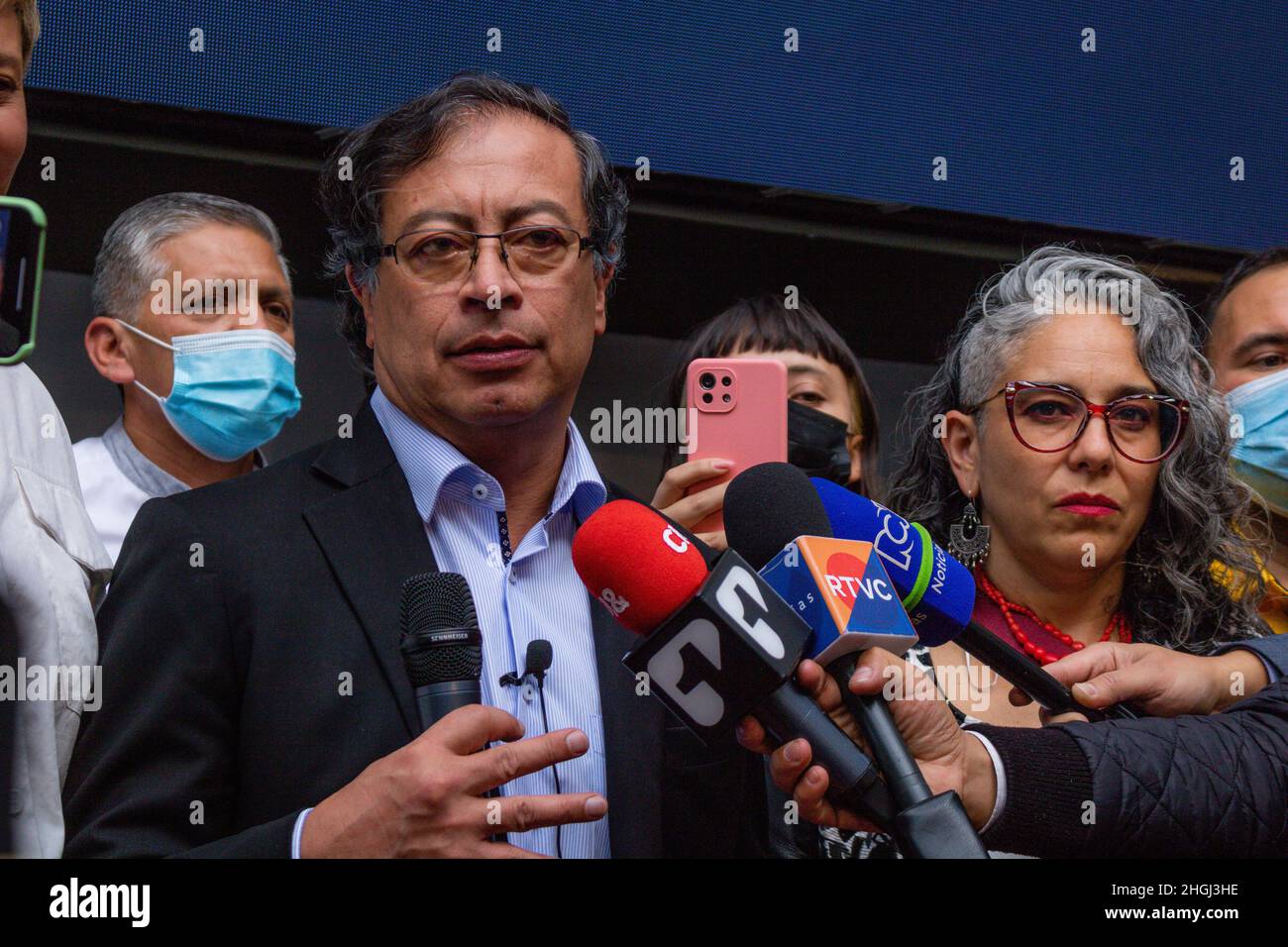 Bogota, Colombie.20th janvier 2022.Le candidat à la présidence pour la Colombie Humana Gustavo petro donne une conférence de presse après avoir enregistré sa candidature au Registre national de l'état civil (Registraduria Nacional del Estado civil) à Bogota (Colombie) le 20 janvier 2022.Crédit : long Visual Press/Alamy Live News Banque D'Images