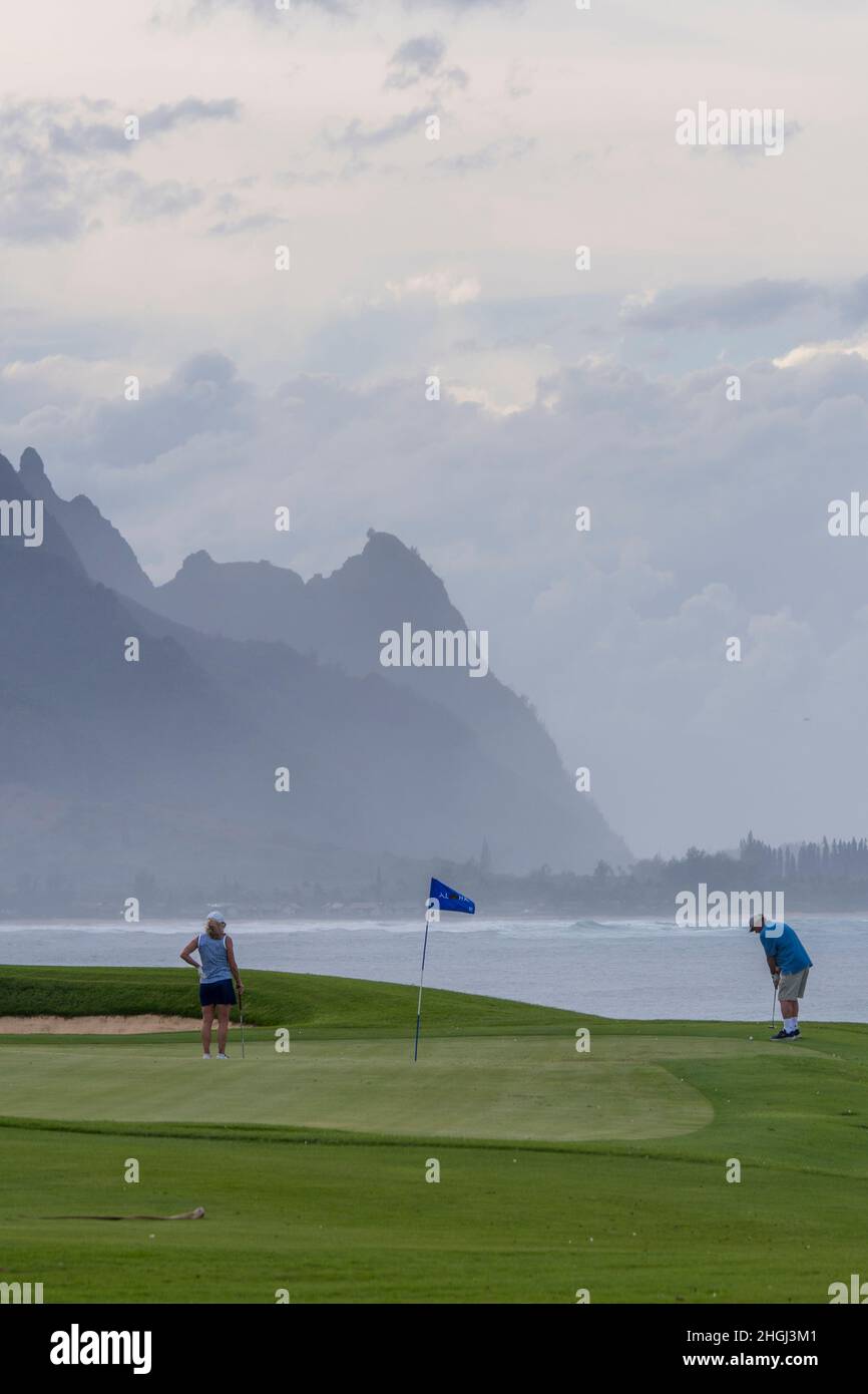 Les personnes jouant au golf au club de golf de Princeville Makai sur l'île hawaïenne de Kauai, Hawaï, États-Unis. Banque D'Images