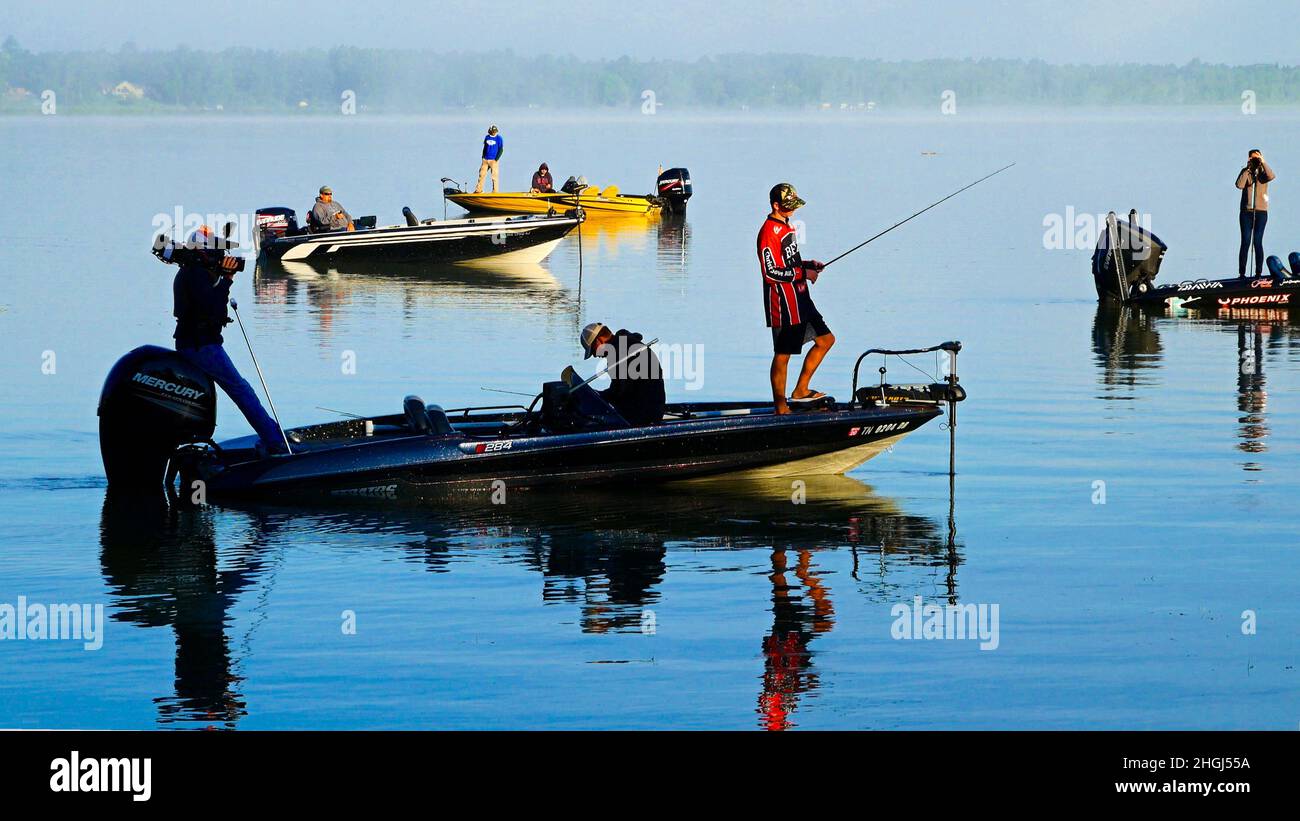 Bemidji, MN États-Unis - 12 août 2017 : gagnants du championnat de pêche à l'achigan de l'université sur le lac Irving Banque D'Images