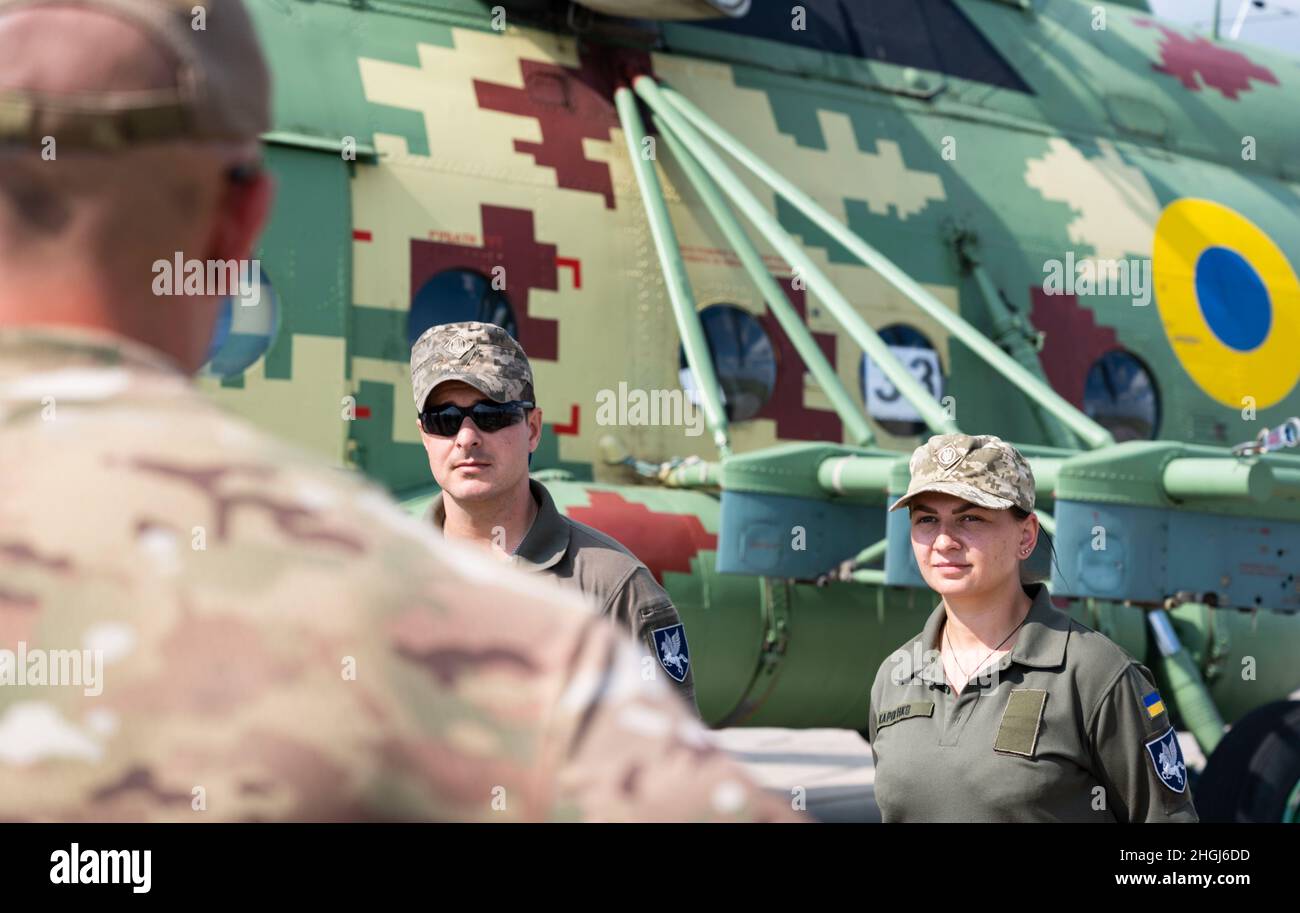Les opérateurs de tactiques spéciales de la Force aérienne des États-Unis affectés à la 24e Escadre des opérations spéciales et un médecin de vol affecté à la 352d Escadre des opérations spéciales, mènent une formation sur les soins de blessés tactiques de combat avec des membres de la Force aérienne ukrainienne à Vinnytsia, en Ukraine, le 13 août 2021. La 352d escadre des opérations spéciales a été déployée en Ukraine pour démontrer son engagement dans la région de la mer Noire en renforçant les relations et les capacités combinées. Banque D'Images