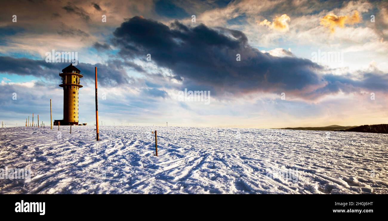 Feldbergturm im Abendlicht im Schwarzwald Banque D'Images