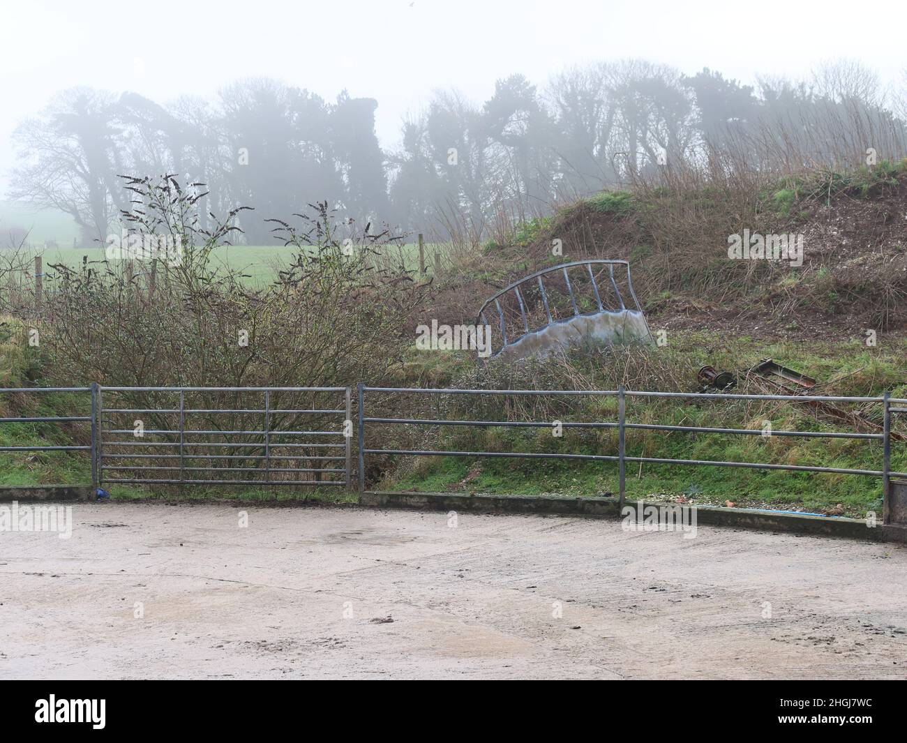 Une sélection de jonque de ferme déposée dans une ferme près du château de Maiden Dorchester Dorset Banque D'Images