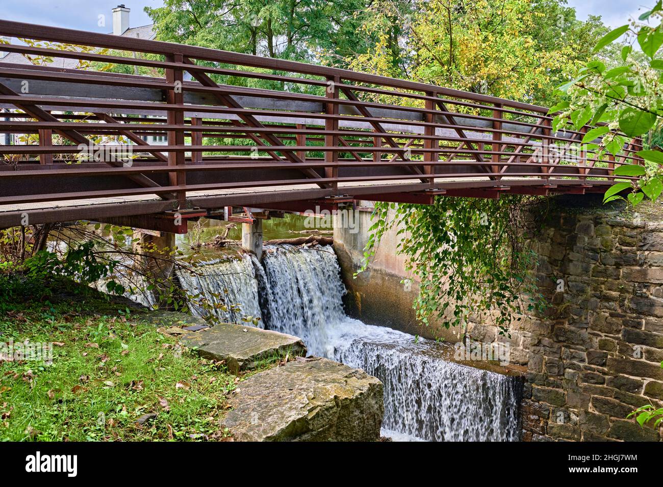 Une chute d'eau de débordement du canal du Delaware dans la rivière Delaware avec passerelle métallique, à Lambertville, New Jersey, New Hope Pennsylvania. Banque D'Images