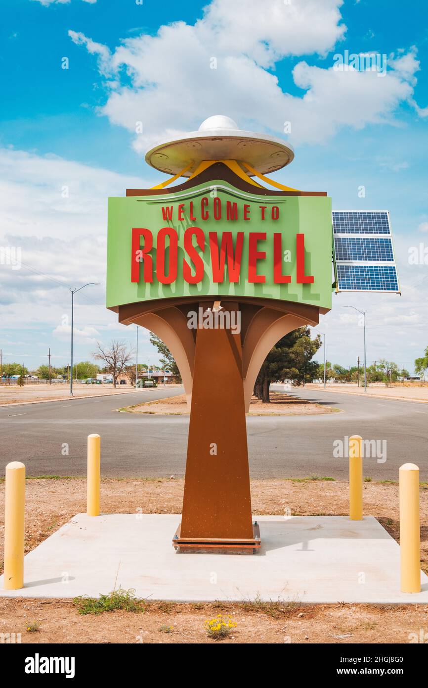 Le signe d'OVNI « Bienvenue à Roswell » qui marque les limites de la ville de Roswell, Nouveau-Mexique, États-Unis Banque D'Images