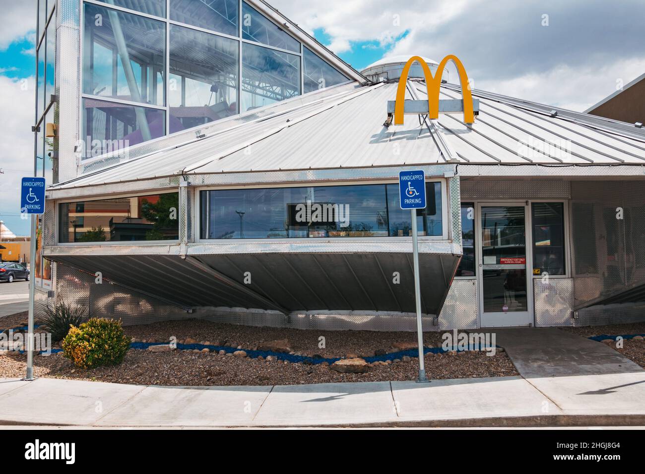 Restaurant McDonald's sur le thème des OVNIS à Roswell, Nouveau-Mexique, États-Unis, la ville où une soucoupe volante extraterrestre s'est soi-disant écrasée en 1947 Banque D'Images