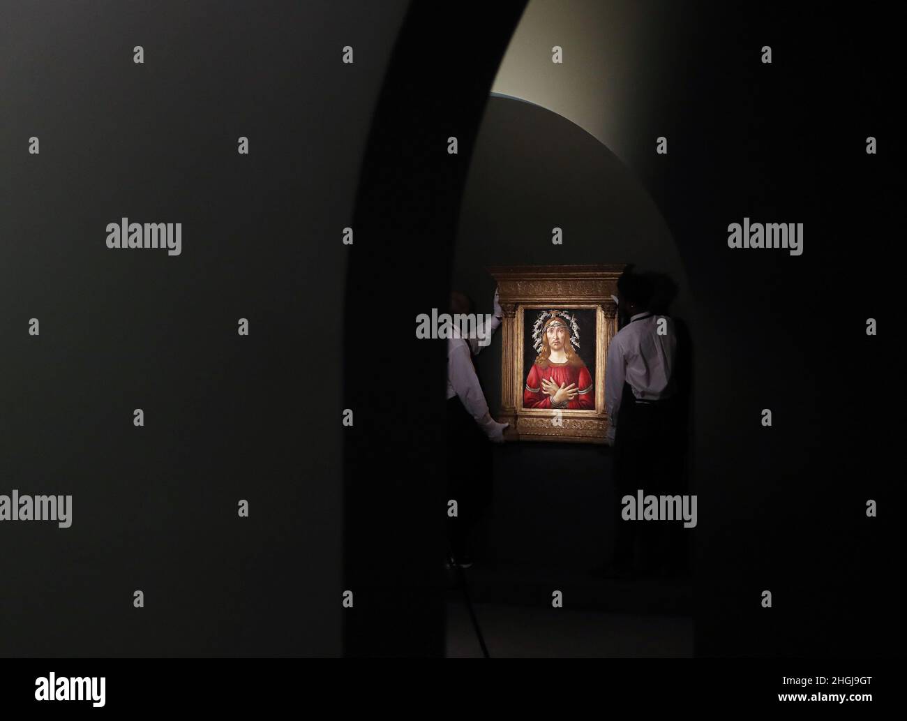 New York, États-Unis.21st janvier 2022.Les travailleurs tiennent 'l'Homme des Sorrows' par Sandro Botticelli qui est exposé à un aperçu de la semaine des maîtres de Sotheby à New York le vendredi 21 janvier 2022.La semaine des maîtres de Sotheby comprend une série de huit ventes aux enchères comprenant des peintures, des dessins et des sculptures d'anciens maîtres de certains des noms les plus célèbres de l'histoire de l'art européen.Photo de John Angelillo/UPI crédit: UPI/Alay Live News Banque D'Images