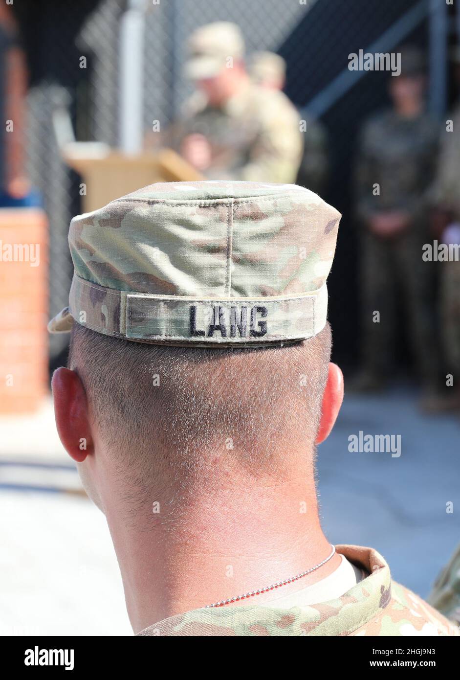 Sgt. Commandement Le Maj Matthew Lang, CSM entrant pour le BNSE, regarde tandis que le commandant entrant du BNSE le Maj Jasen Boyd fait des remarques. Une cérémonie de transfert d'autorité a eu lieu à Camp film City, Pristina, Kosovo, le samedi 14 août 2021. L'équipe de commandement sortant de l'élément de soutien national des Balkans, le lieutenant-colonel James Grimaldi et le sergent de commandement. Le Maj William Adams a transféré le pouvoir de commandement du BNSE au commandant entrant Jasen Boyd et au CSM Matthew Lang. Des soldats, des aviateurs et des Marines de la BNSE, ainsi qu'une variété d'invités distingués, étaient présents à la cérémonie. Banque D'Images