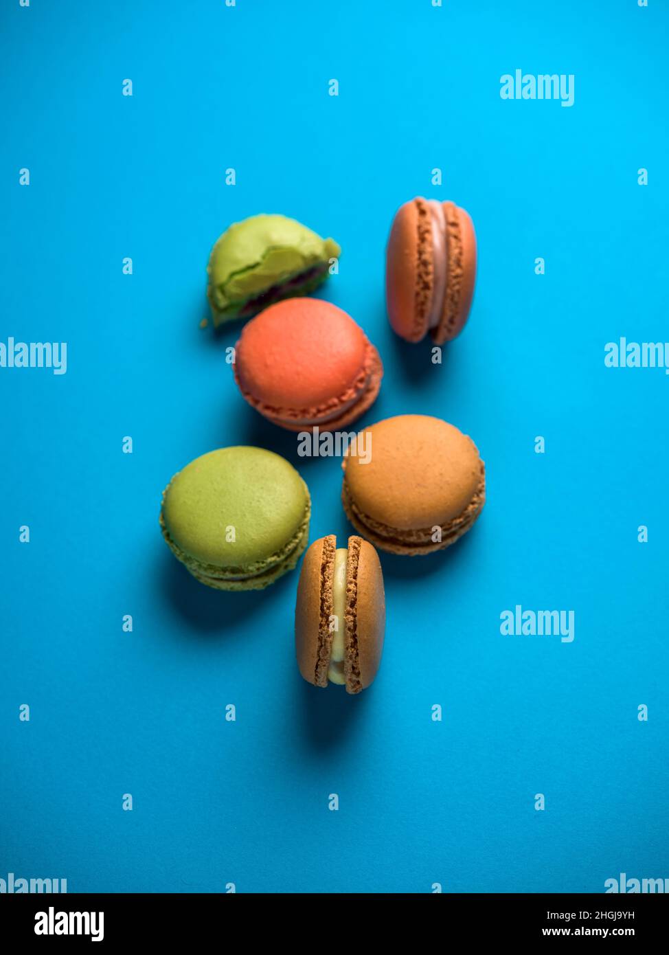 Macarons faits maison sur fond bleu Banque D'Images