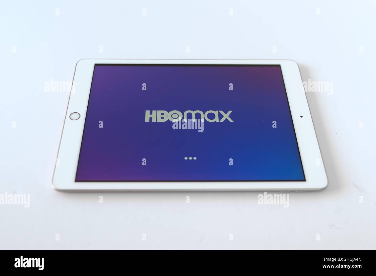 Barcelone, 2022: Tablette avec logo HBO sur un fond vide.Diffusion et technologie.Copier l'espace Banque D'Images