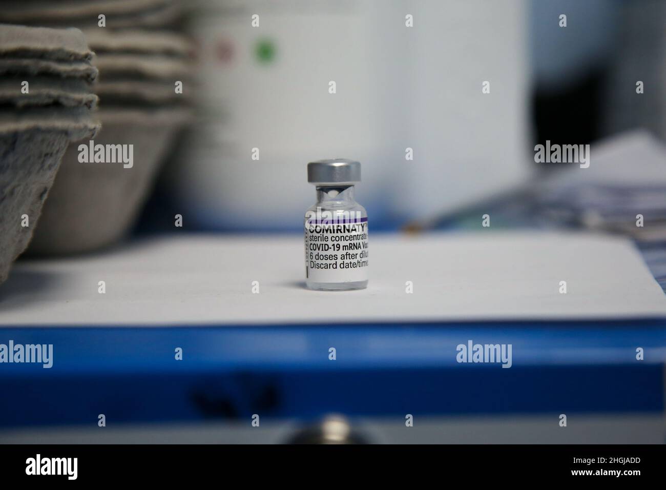 Londres, Royaume-Uni.21st décembre 2021.Flacon contenant le vaccin de rappel Pfizer/BioNTech Covid-19 dans un centre de vaccination.(Photo de Dinendra Haria/SOPA Images/Sipa USA) crédit: SIPA USA/Alay Live News Banque D'Images