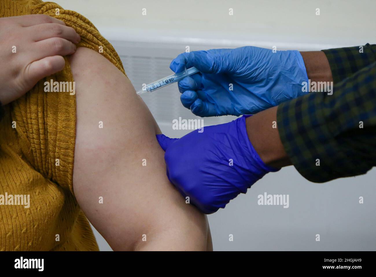 Londres, Royaume-Uni.15th décembre 2021.Un agent de santé administre le vaccin de rappel Covid-19 à une femme dans un centre de vaccination.(Photo de Dinendra Haria/SOPA Images/Sipa USA) crédit: SIPA USA/Alay Live News Banque D'Images