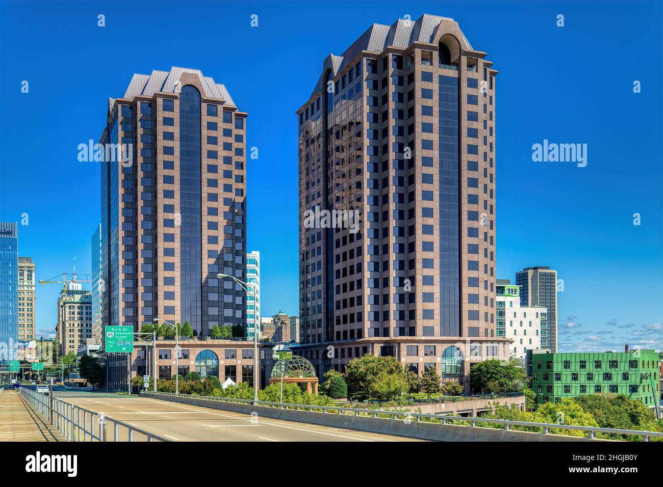 Riverfront Plaza est une paire de tours de bureaux à façade de granit rouge surplombant le canal de Kanawha et la rivière James, juste à l'est de la Federal Reserve Bank of Rich Banque D'Images