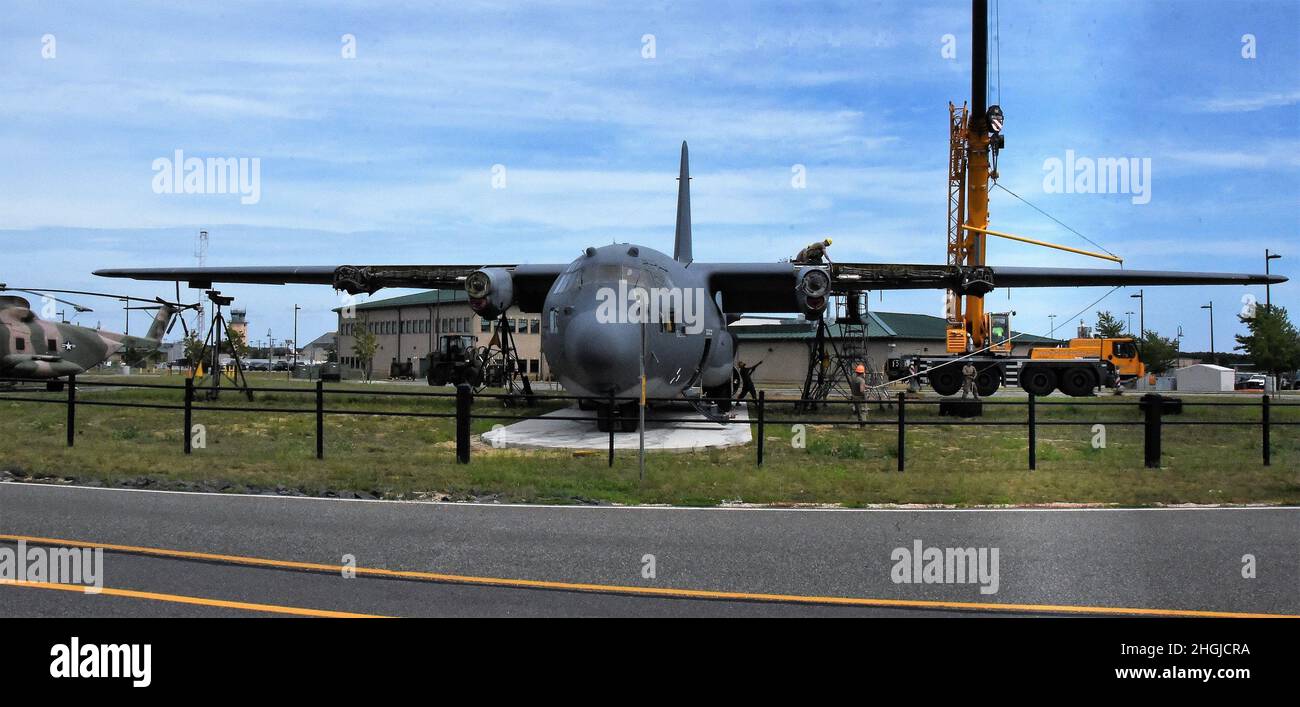 L’avion Hercules HC-130 « The Spirit of long Island », numéro de queue 0222, qui a été utilisé pendant la guerre du Vietnam et qui a ensuite été affecté à la 106e Escadre de sauvetage de la Garde nationale aérienne de New York, située à la base de la Garde nationale aérienne Francis S. Gabreski, Westhampton Beach, New York, jusqu’à son déclassement en 2019, À son nouvel affichage statique à la porte d'entrée de la base, le 17 août 2021. Le démontage, le déplacement et le remontage de l'avion ont été effectués par des membres du service de la Garde nationale aérienne de New York, du Connecticut, de l'Arkansas et du personnel de service actif de l'US Air Force. Banque D'Images