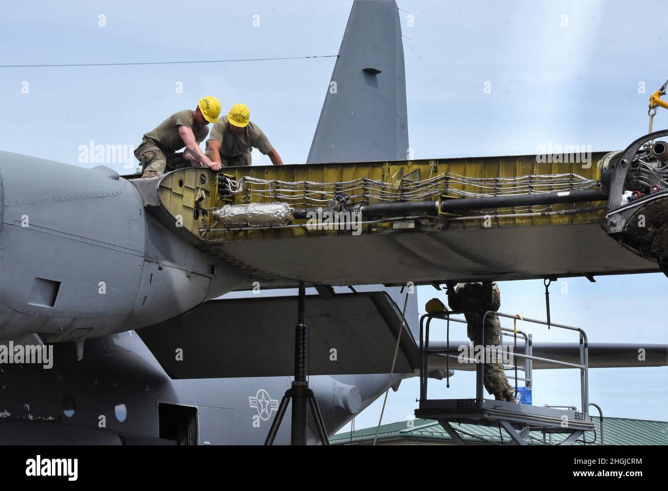 « The Spirit of long Island » HC-130 Hercules, numéro de queue 0222, Qui a vu le service pendant la guerre du Vietnam et plus tard affecté à la 106e Escadre de sauvetage de la Garde nationale aérienne de New York située à la base de la Garde nationale aérienne de Francis S. Gabreski, Westhampton Beach, New York, jusqu'à son déclassement en 2019, les ailes sont rattachées à son site d'exposition statique, le 17 août 2021. Le démontage et le déplacement ont été effectués par des membres du service de la Garde nationale aérienne de New York, du Connecticut, de l'Arkansas et du personnel de service actif de la US Air Force. Banque D'Images