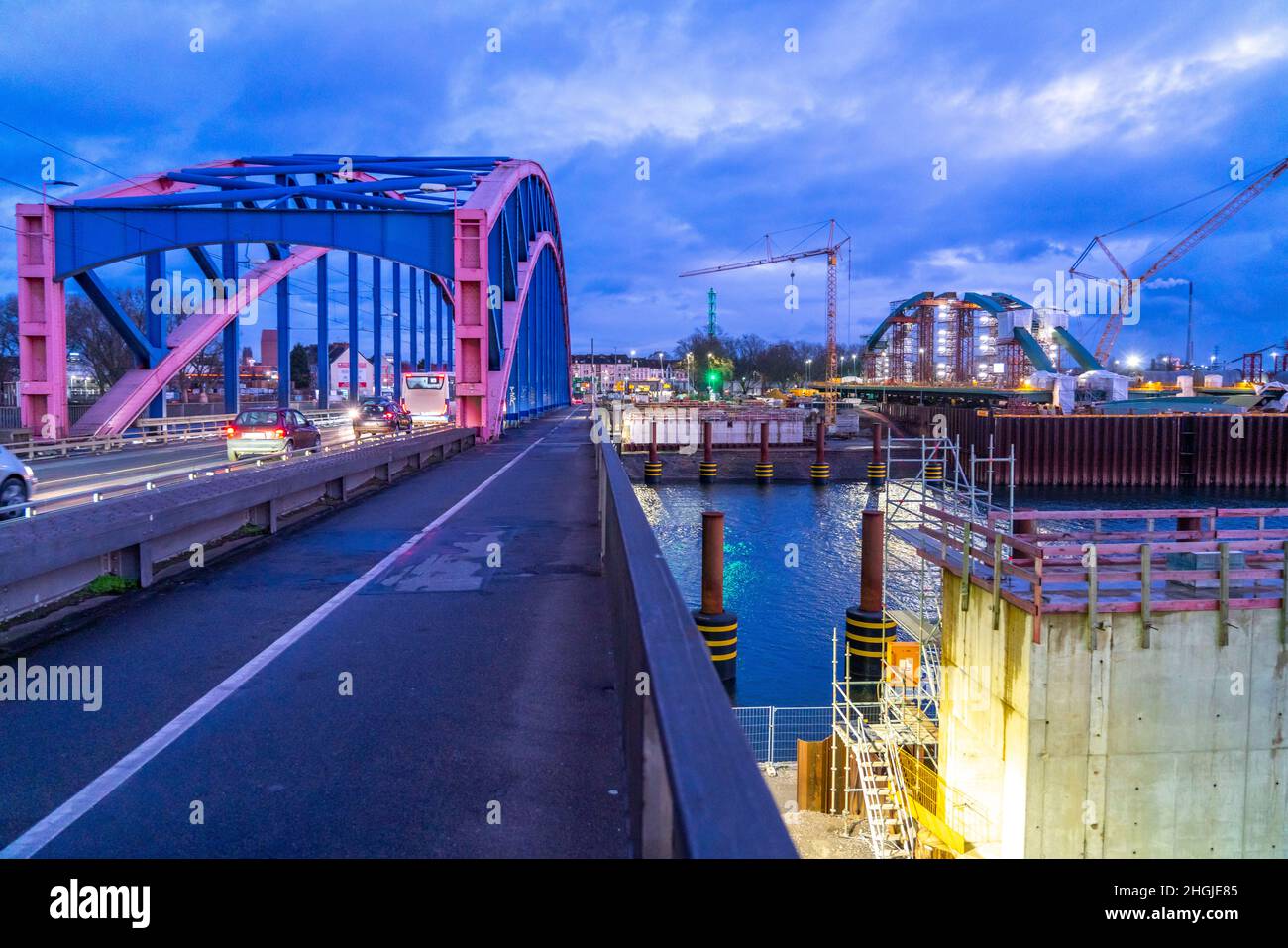 Nouvelle construction du pont Karl Lehr dans le port de Duisburg-Ruhrort, au-dessus de la Ruhr et du canal portuaire, connexion importante du port à Banque D'Images