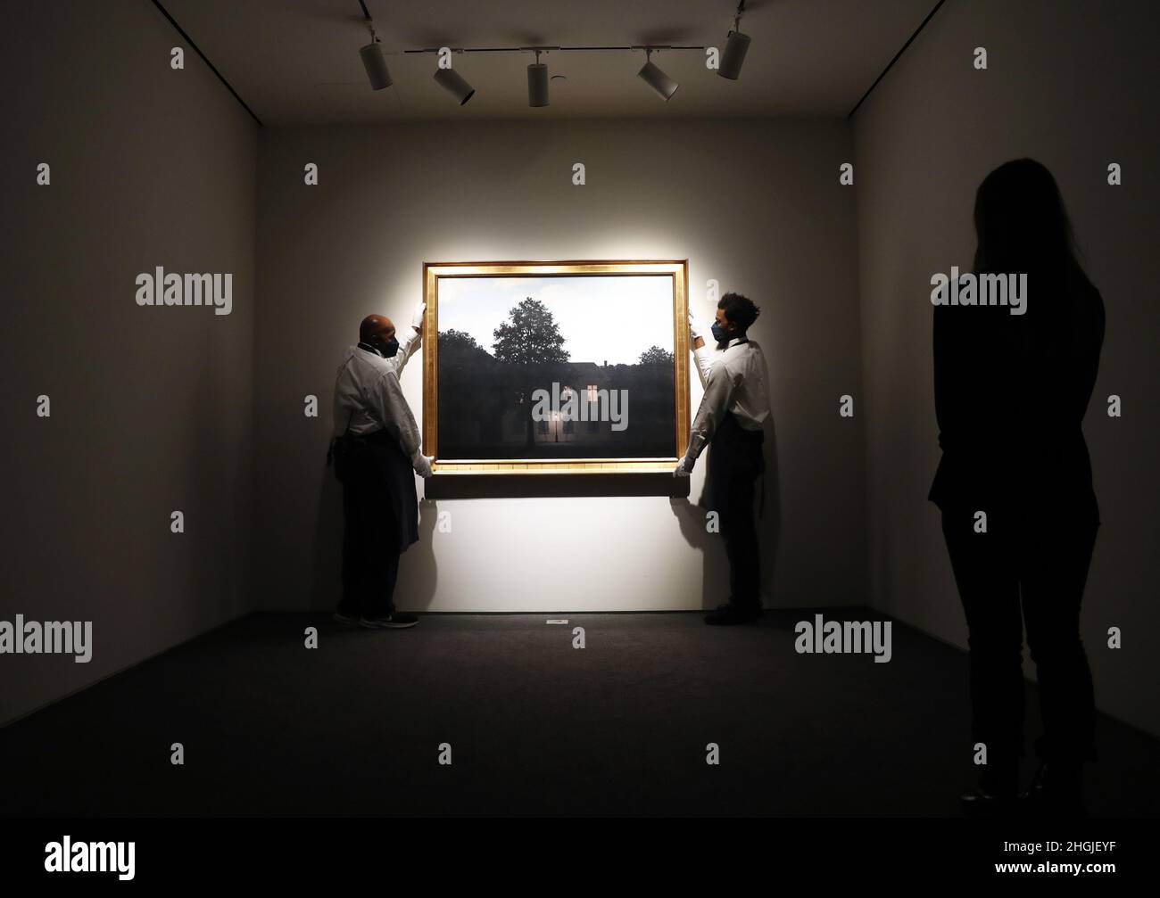 New York, États-Unis.21st janvier 2022.Les travailleurs ont 'l'empire des feuxs' de Rene Magritte.qui est exposé à un aperçu de la semaine des maîtres de Sotheby à New York le vendredi 21 janvier 2022.La semaine des maîtres de Sotheby comprend une série de huit ventes aux enchères comprenant des peintures, des dessins et des sculptures d'anciens maîtres de certains des noms les plus célèbres de l'histoire de l'art européen.Photo de John Angelillo/UPI crédit: UPI/Alay Live News Banque D'Images