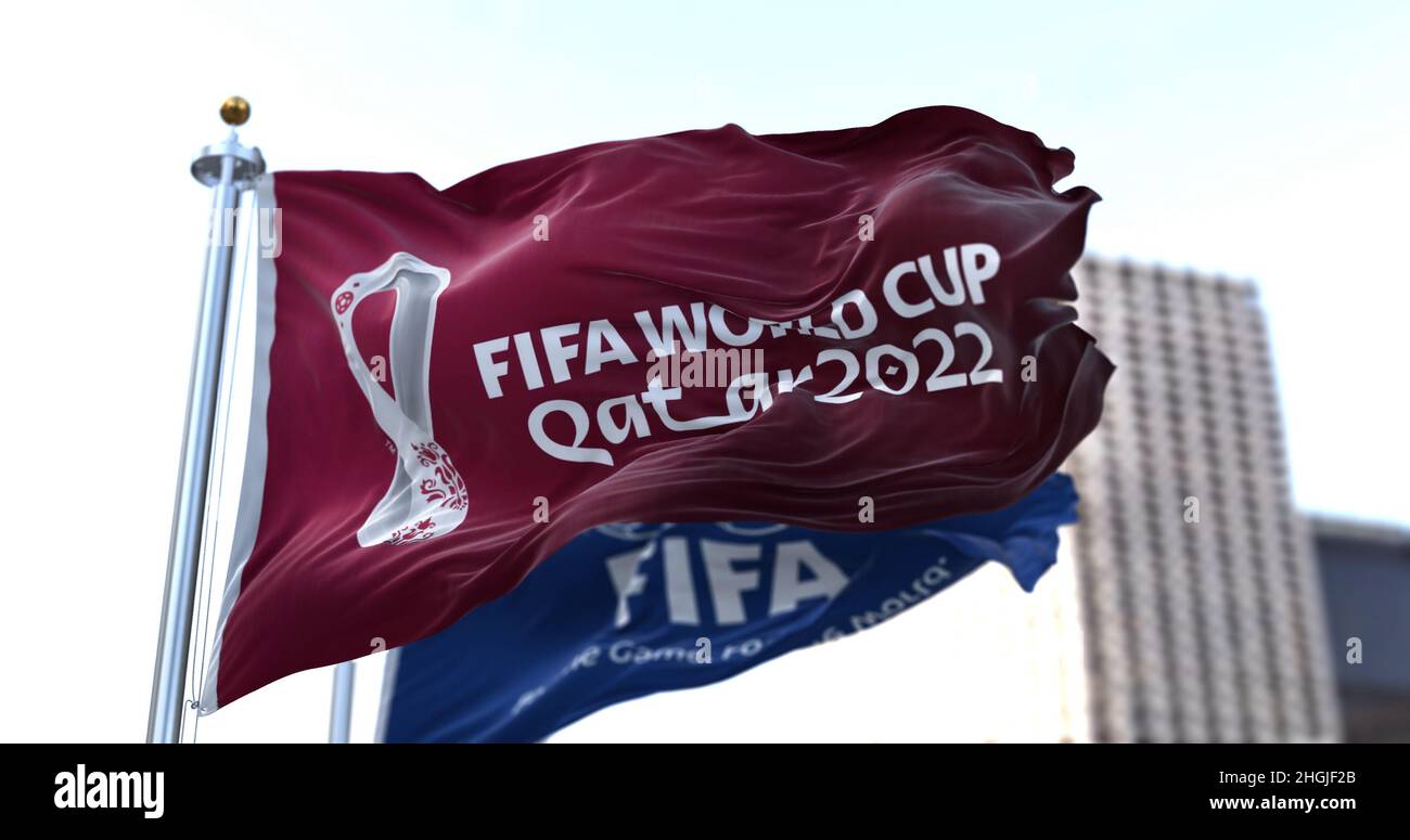 Doha, Qatar, janvier 2022 : drapeaux avec la FIFA et le logo de la coupe du monde Qatar 2022 qui agite dans le vent.L'événement est prévu au Qatar du 21 novembre au 18 de Banque D'Images