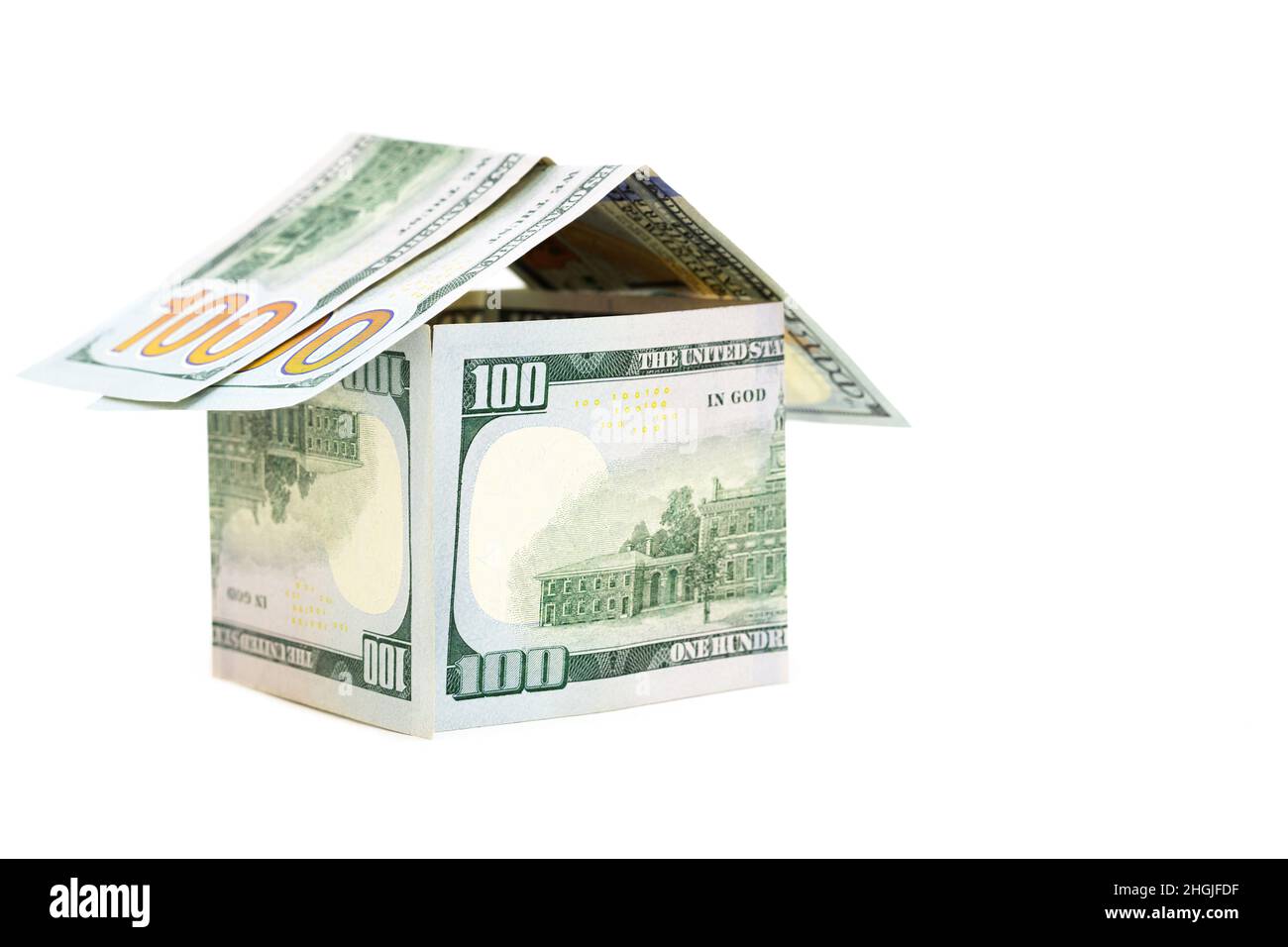 Maison faite de cent billets de dollars isolés sur fond blanc.Concept d'investissement immobilier créatif. Banque D'Images