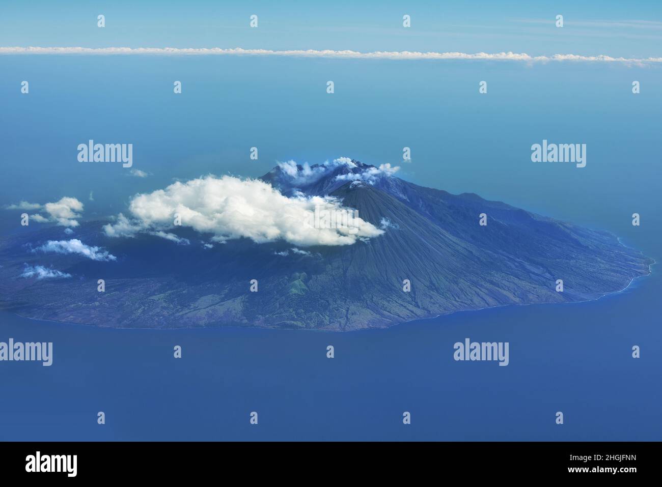 Vue aérienne de Sangeang API, île volcanique de l'archipel indonésien Banque D'Images