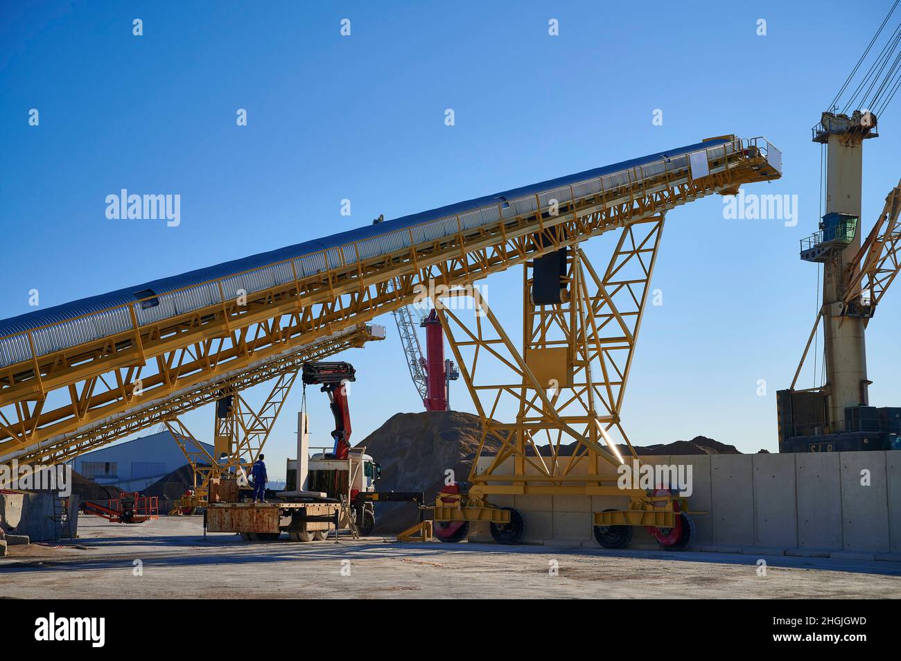 Grue et courroie transporteuse pour agrégats dans le port de Bilbao, Gascogne, pays Basque, Euskadi, Euskal Herria,Espagne, Europe Banque D'Images